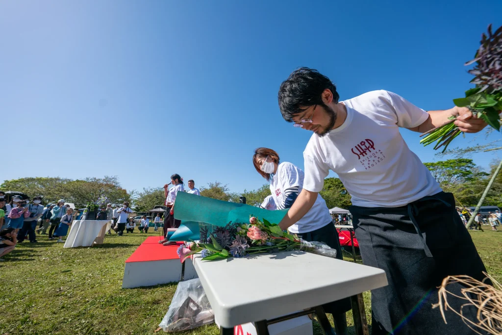 GreenDayで花束を包む「花贈り」の様子